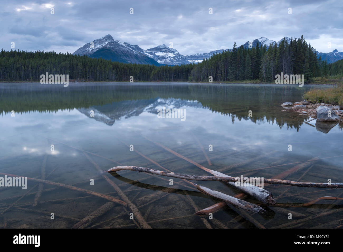 Reflektierende Herbert See in der kanadischen Rocky Mountains, Banff National Park, Alberta, Kanada. Herbst (September) 2017. Stockfoto