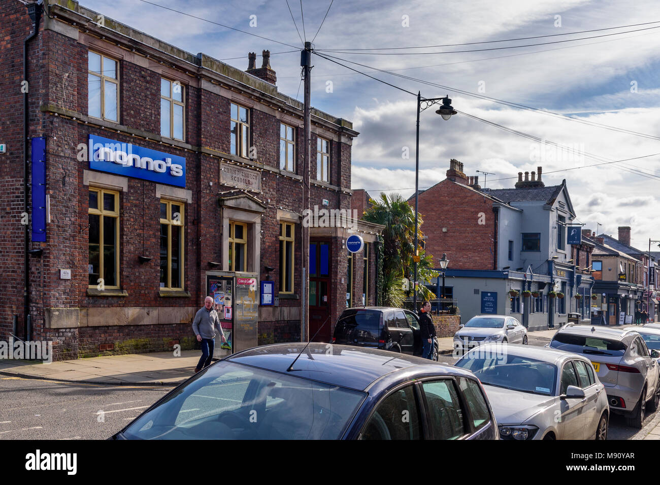 Lark Lane Restaurant quartal Liverpool. Alte Christus Kirche schulen Gebäude. Stockfoto