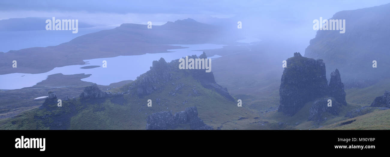 Dramatische Felsen in der Nähe der Alten Mann von Storr in der Morgendämmerung, Isle of Skye, Schottland. Herbst (November) 2017. Stockfoto
