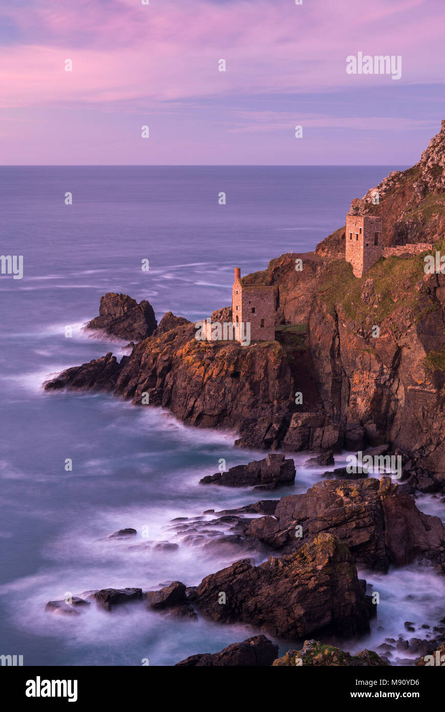 Botallack zinnminen, der in der Verfilmung von Poldark verwendet, auf den Klippen in der Nähe von St. Just, Cornwall, England. Herbst (November) 2017. Stockfoto