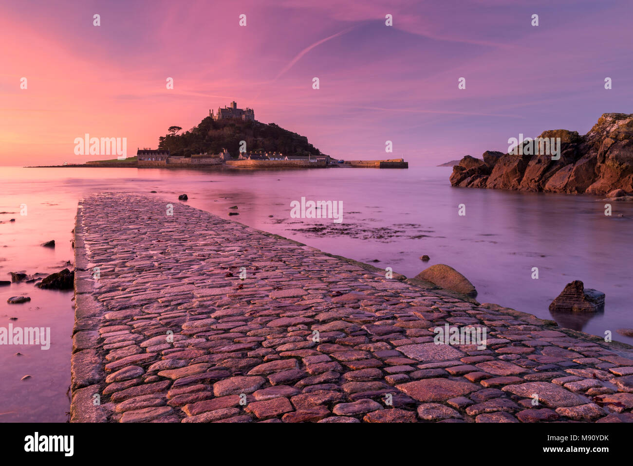 St Michael's Mount und den Causeway bei Sonnenaufgang, Marazion, Cornwall, England. Herbst (November) 2017. Stockfoto