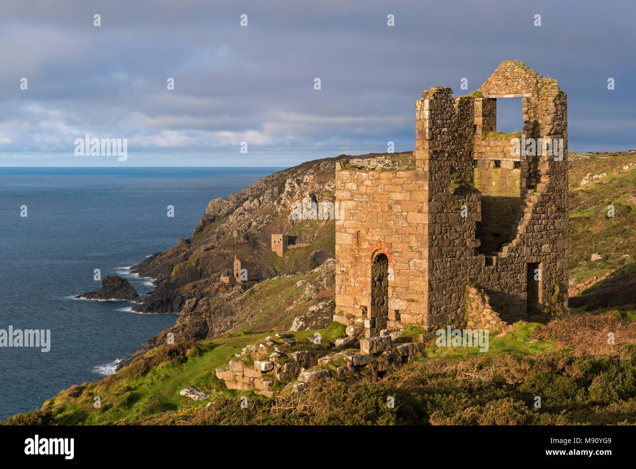 Verlassenen Zinnminen auf dem Kornischen Klippen in der Nähe von Botallack, Cornwall, England. Herbst (November) 2017 Stockfoto