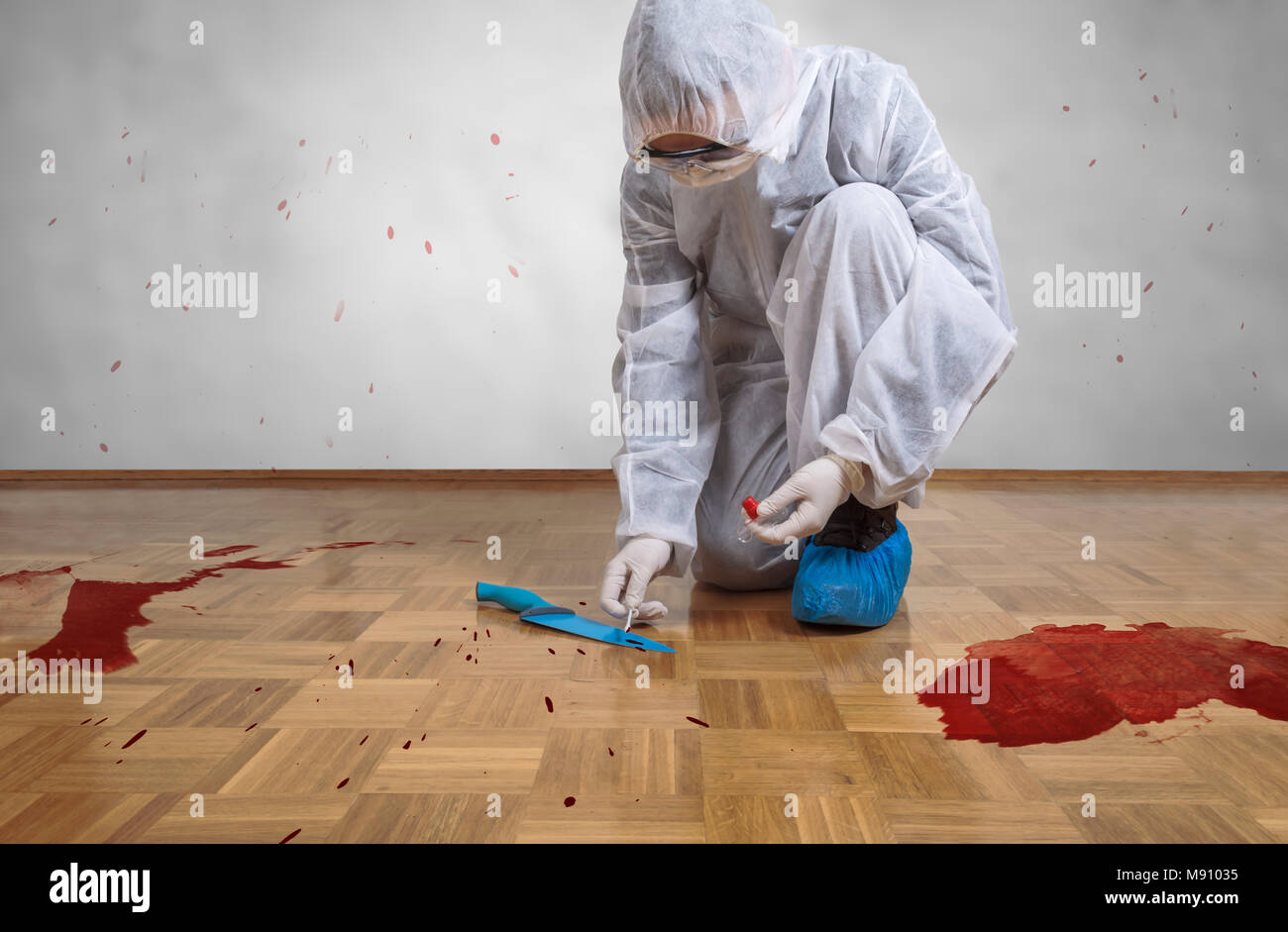 Crime Scene Investigation, wobei DNA Probe von Blut beflecken mit Wattestäbchen auf Mord Tatort. Stockfoto