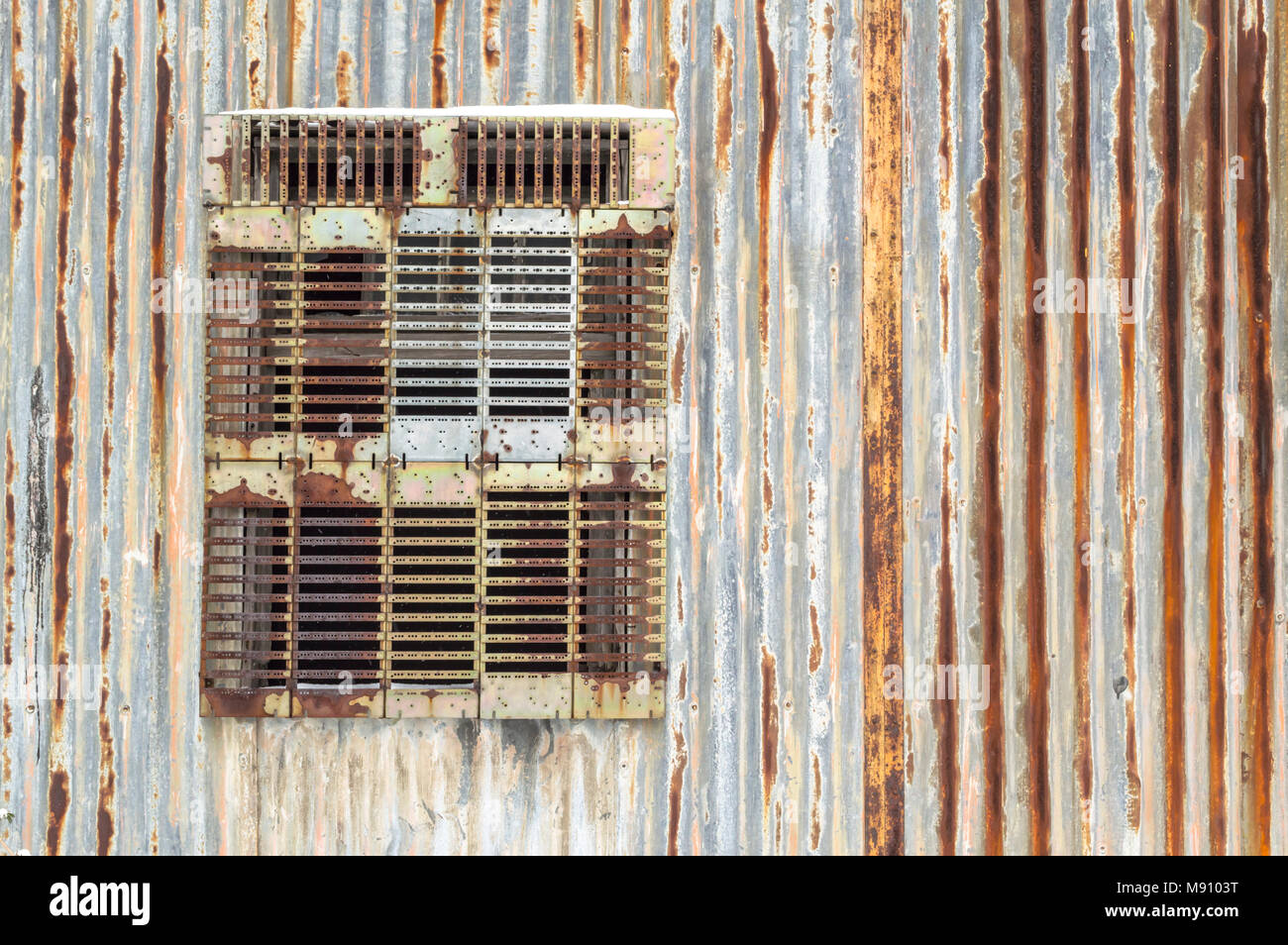 Rusty corregated Metall Wand mit Fenster aussortiert. Stockfoto