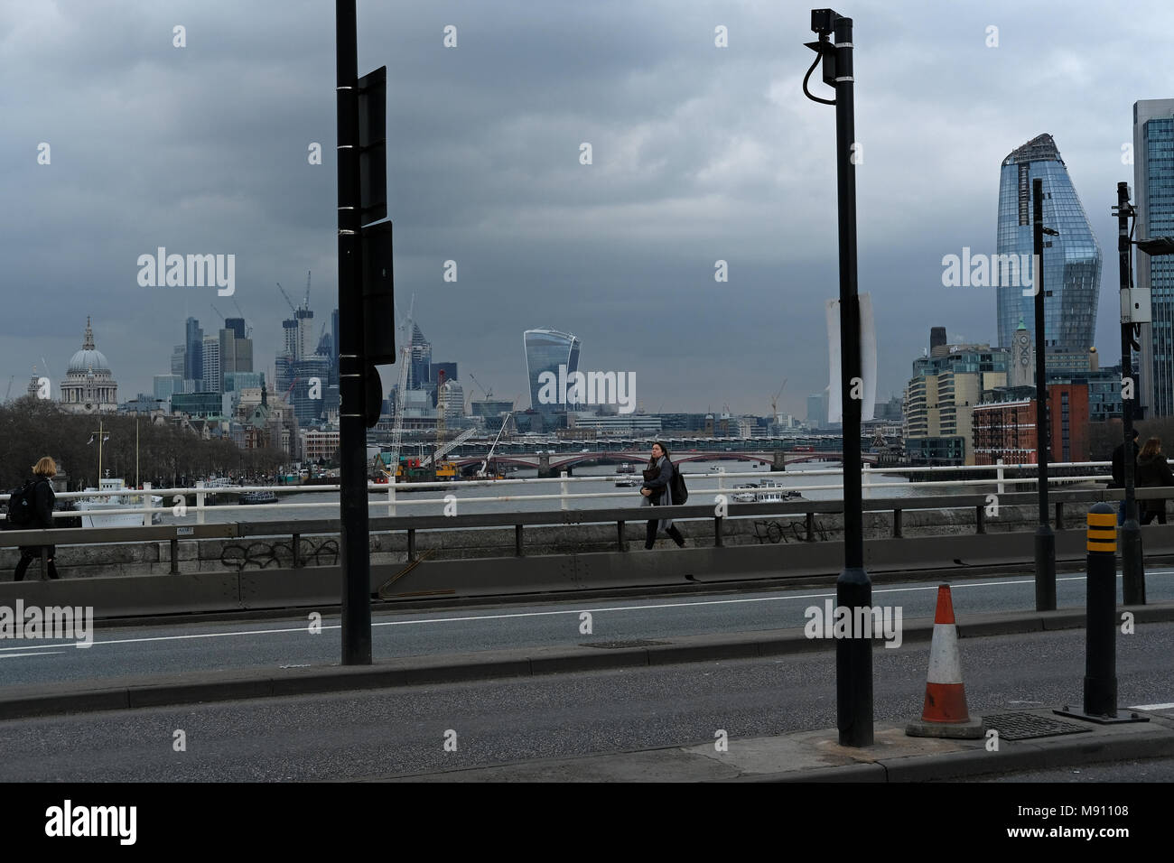 Ein Waterloo Bridge an einem bewölkten Tag. Stockfoto