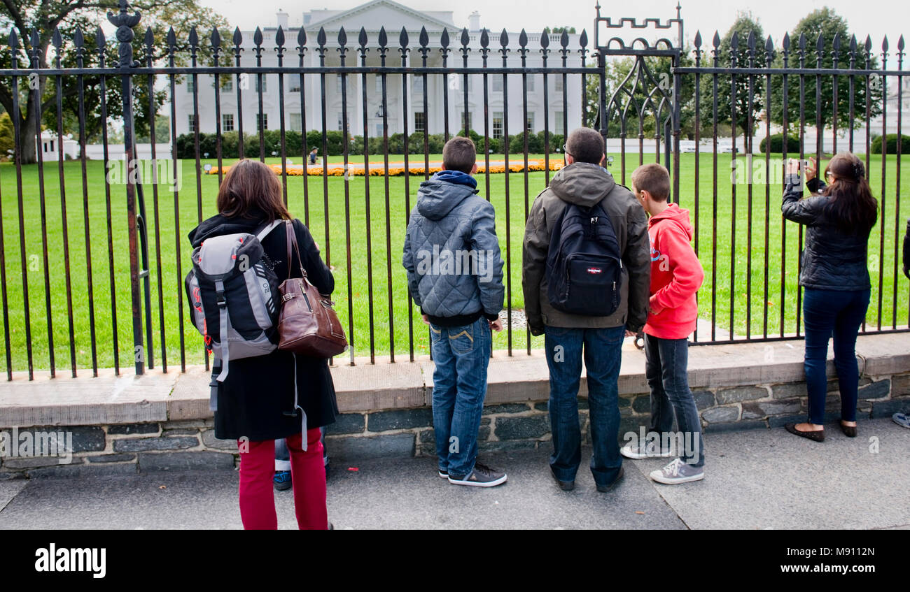 Washington, DC - Okt. 2014 Leute, die auf der Suche am Weißen Haus durch Zaun in Washington, DC. Stockfoto