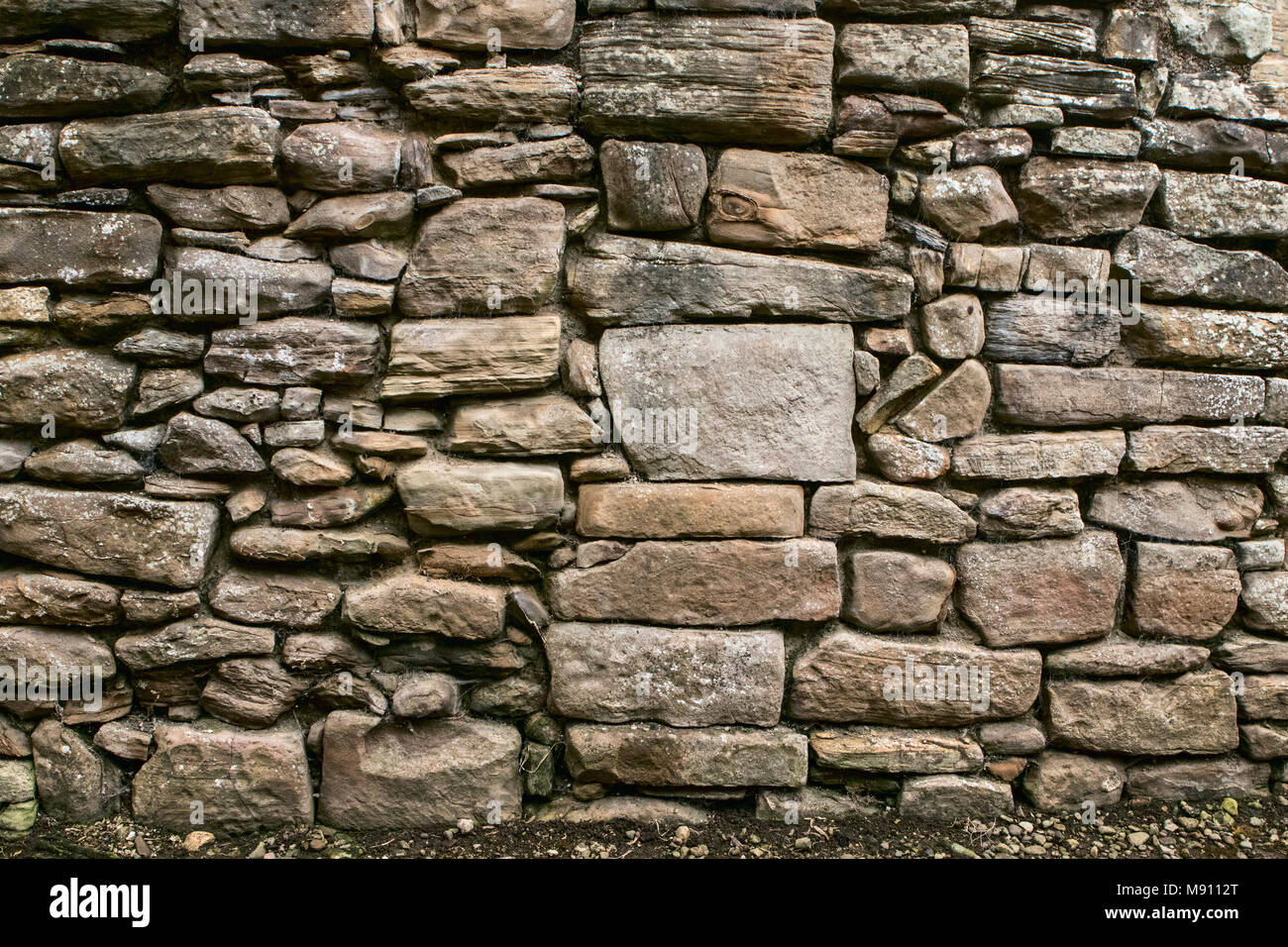 Trockenmauer Hintergrund mit einer Vielzahl von flachen Steinen an Finchale Priory im Nordosten Englands, County Durham Stockfoto