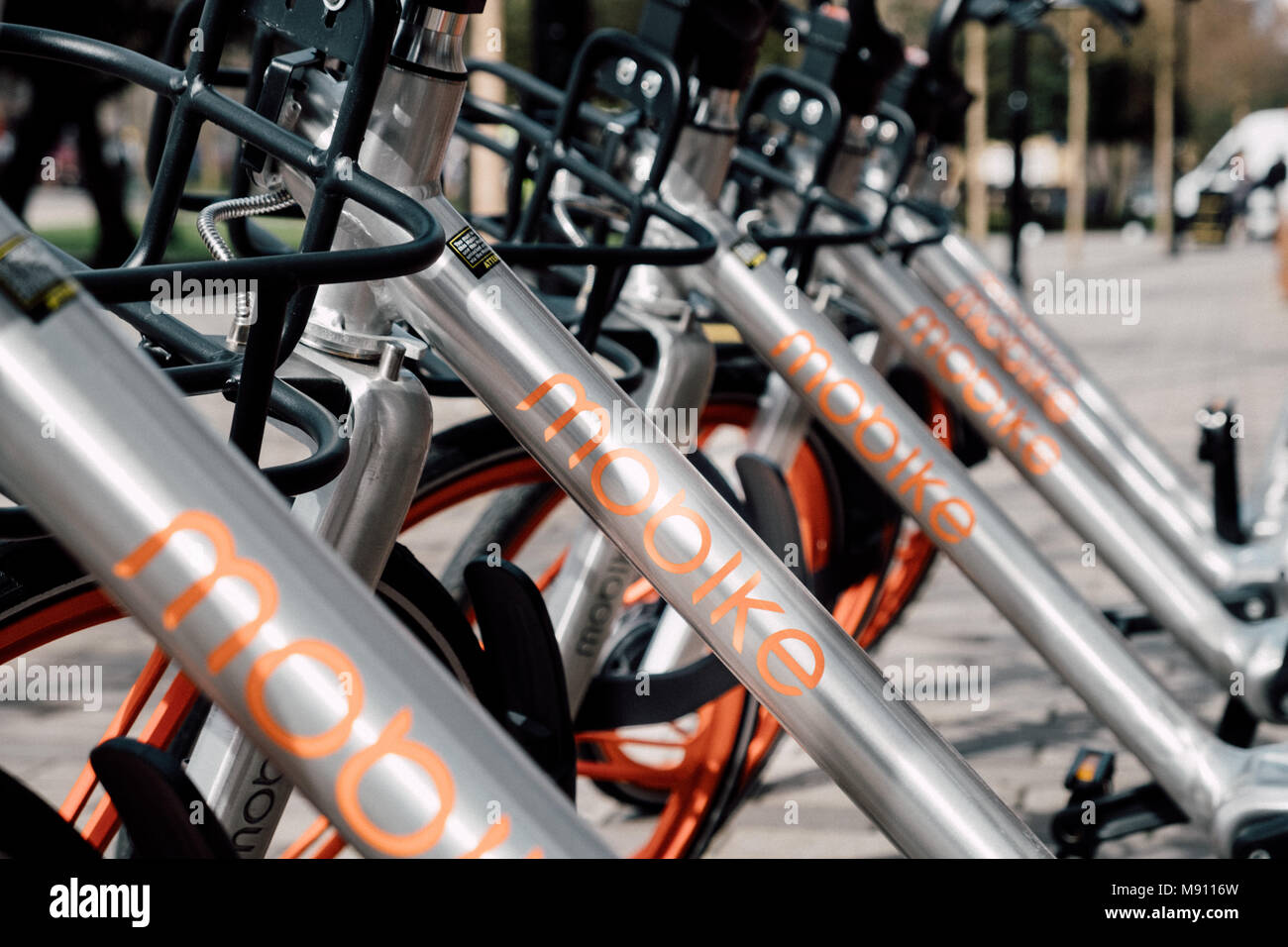 Mobike (Station - weniger Fahrrad-sharing System, smart Bike share Scheme) dockless Fahrräder sind auf Camberwell Green, London, 16. März 2018 geparkt. Mobike Stockfoto