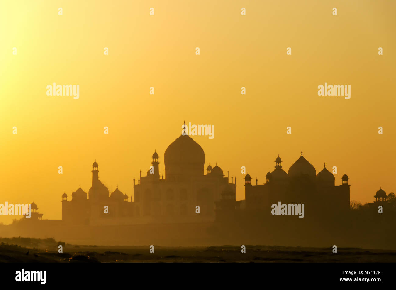 Sonnenaufgang Blick auf das Taj Mahal in Agra, Uttar Pradesh, Indien. Es ist eine der am meisten besuchten Sehenswürdigkeiten in Indien. Stockfoto