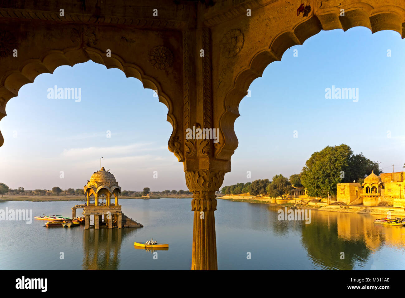 Anzeigen von Gadi Sagar Tempel in Gadisar See in Jaisalmer, Rajasthan, Indien. Stockfoto