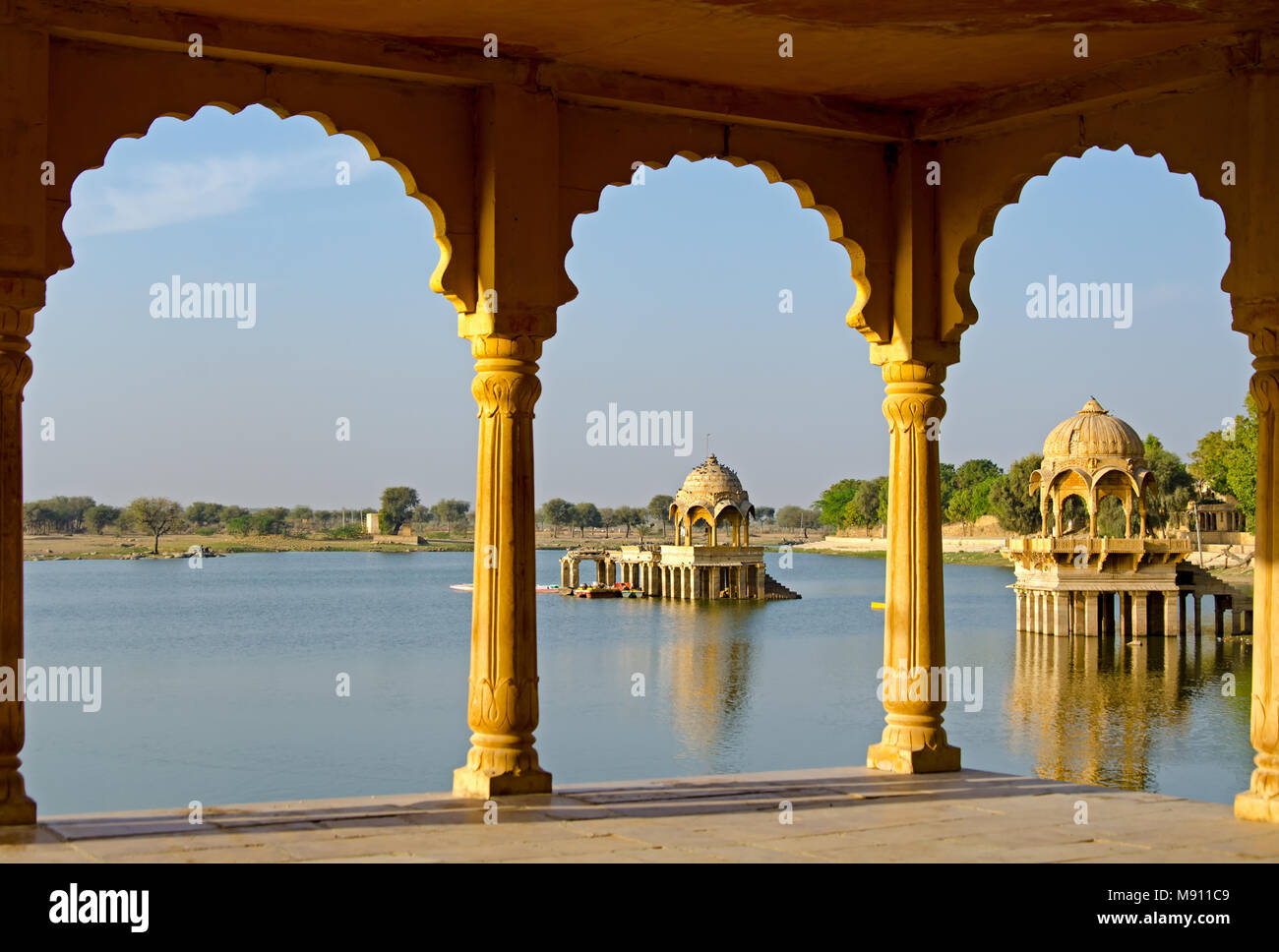 Anzeigen von Gadi Sagar Tempel in Gadisar See in Jaisalmer, Rajasthan, Indien. Stockfoto