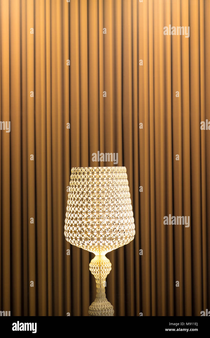 Elegante kronleuchter vor dem Hintergrund der schönen schweren braunen Vorhängen Stockfoto