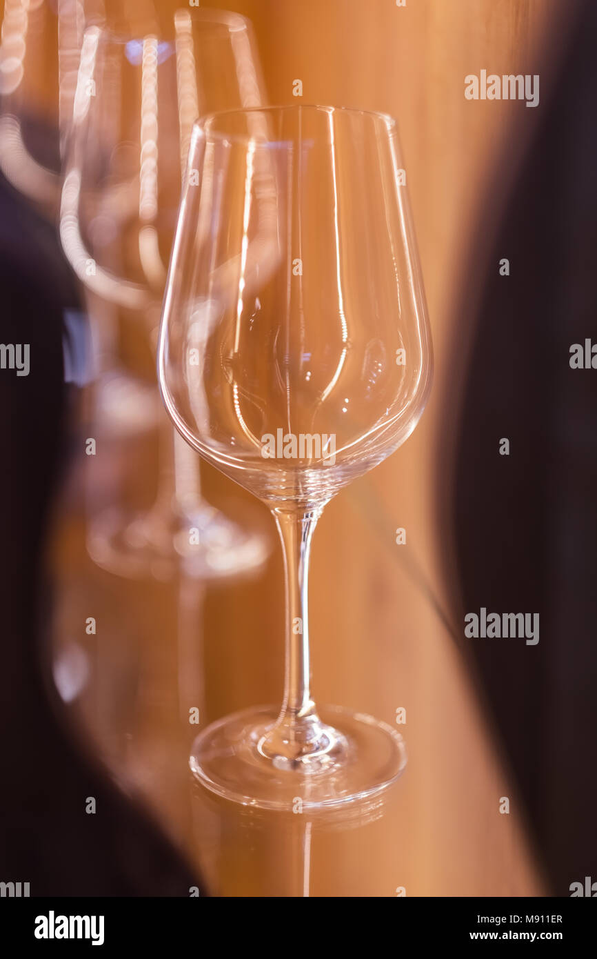 Leere Weingläser in einer Reihe auf der Bar Stockfoto