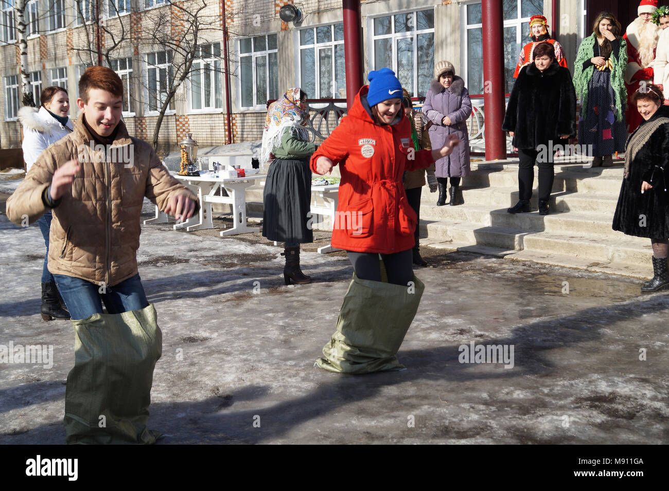 Mstyora, Russia-February 28,2014: Contest auf Frühling Urlaub der Fastnacht Stockfoto