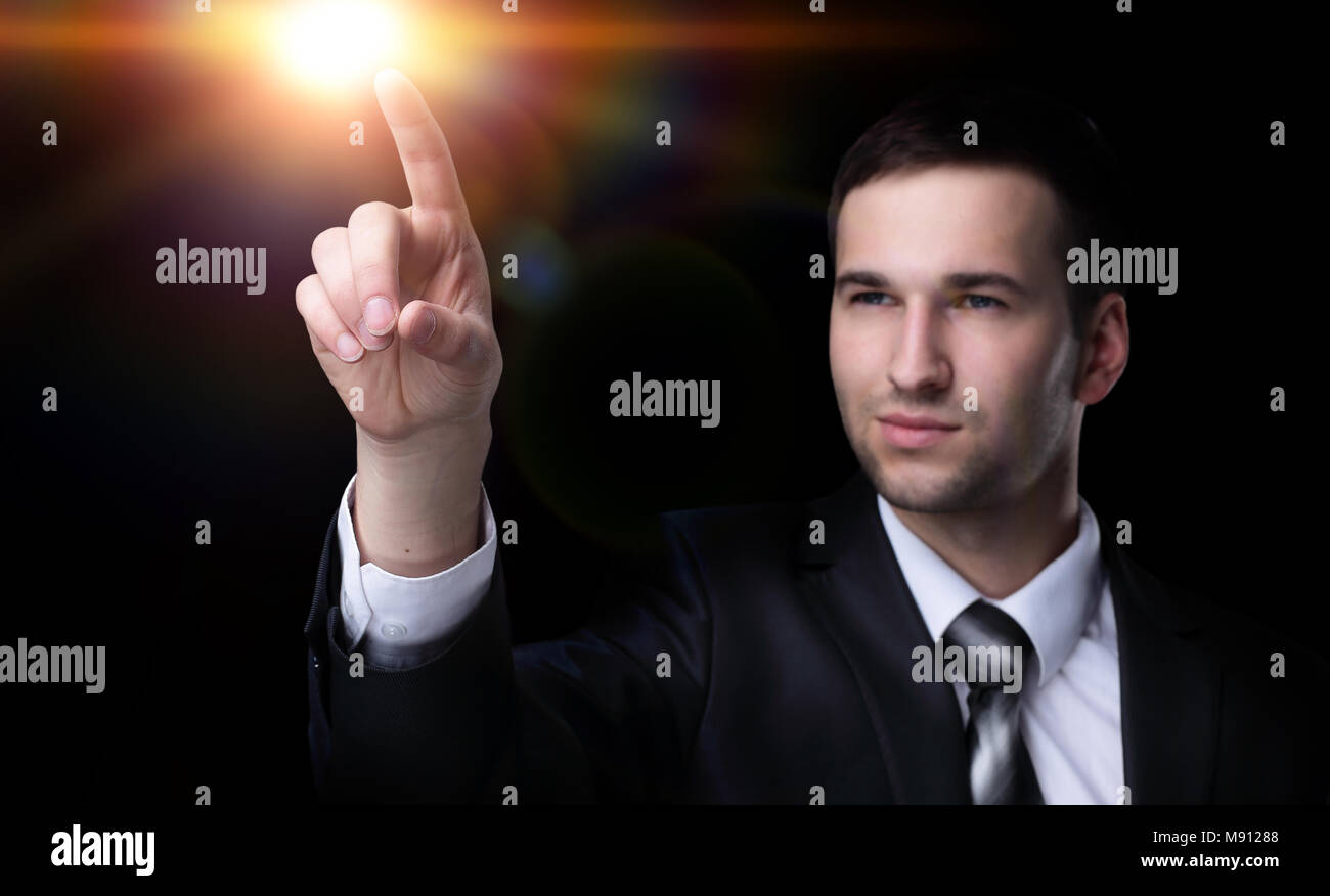 Business Mann drücken eine imaginäre". Auf schwarz isoliert. Stockfoto