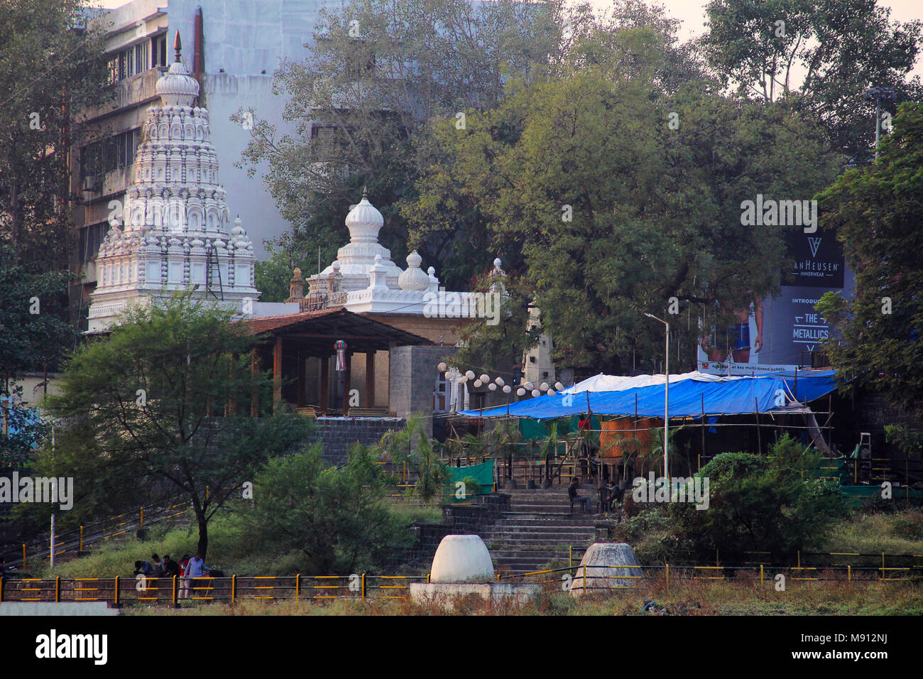Long Shot von Riddheshwar Siddheshwar Tempel am Ufer des Flusses Mutha in Pune Stockfoto