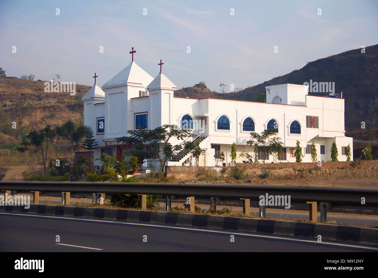 Long Shot Kirche auf alten Pune Mumbai Autobahn bei Dehu Straße in Pune Stockfoto