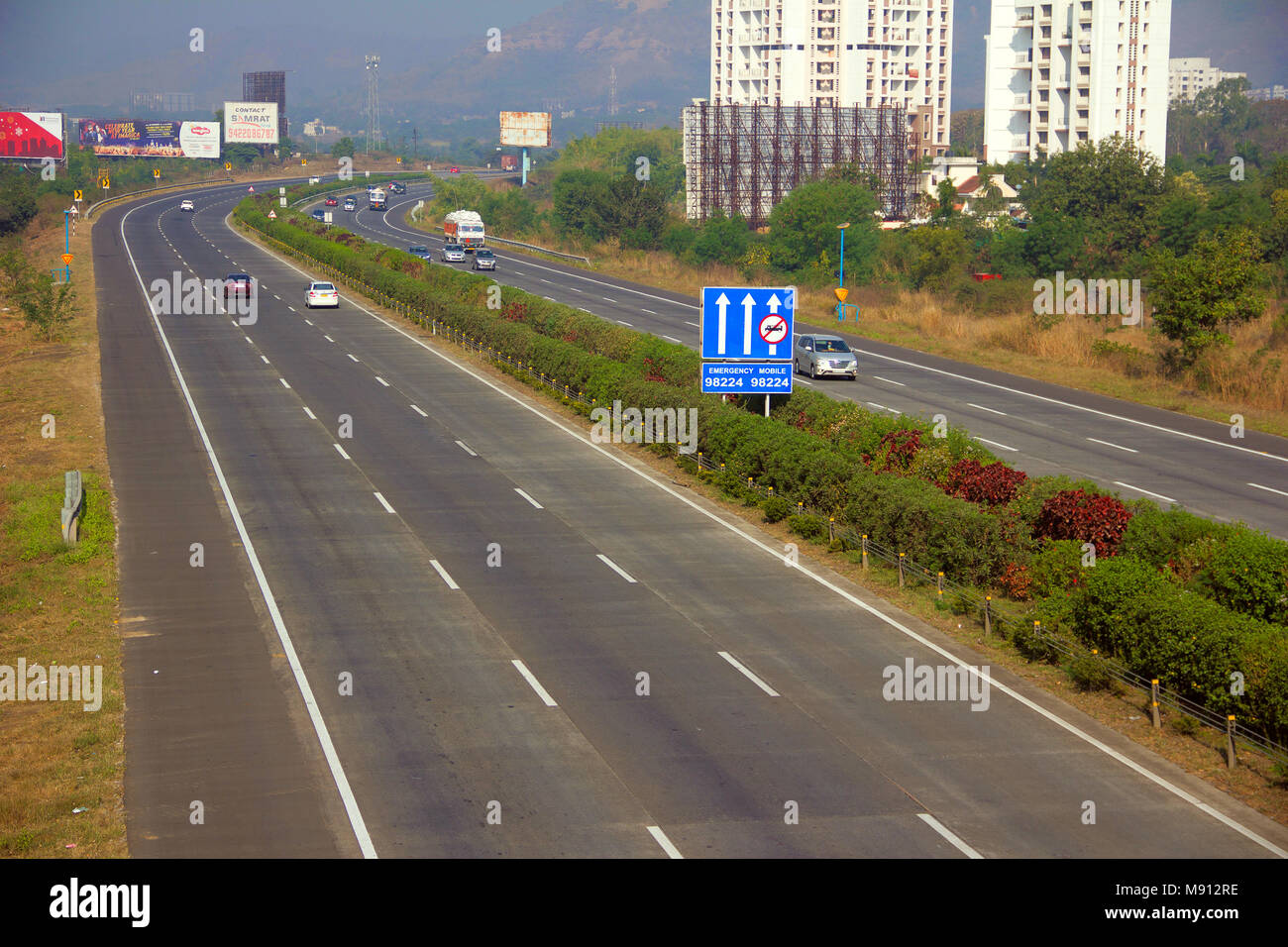 Anzeigen von Pune Mumbai Expressway in der Nähe von Somatane Mautstelle in Pune Stockfoto