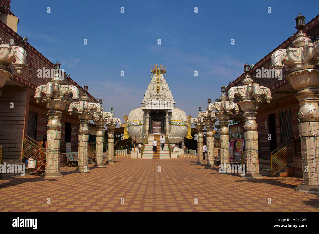 Ansicht schließen von Shree Shankheshwar Parshnath Kalash Tirth - Jain Tempel, Tempel in der Form von kalash, Somatane Mautstelle in Pune Stockfoto