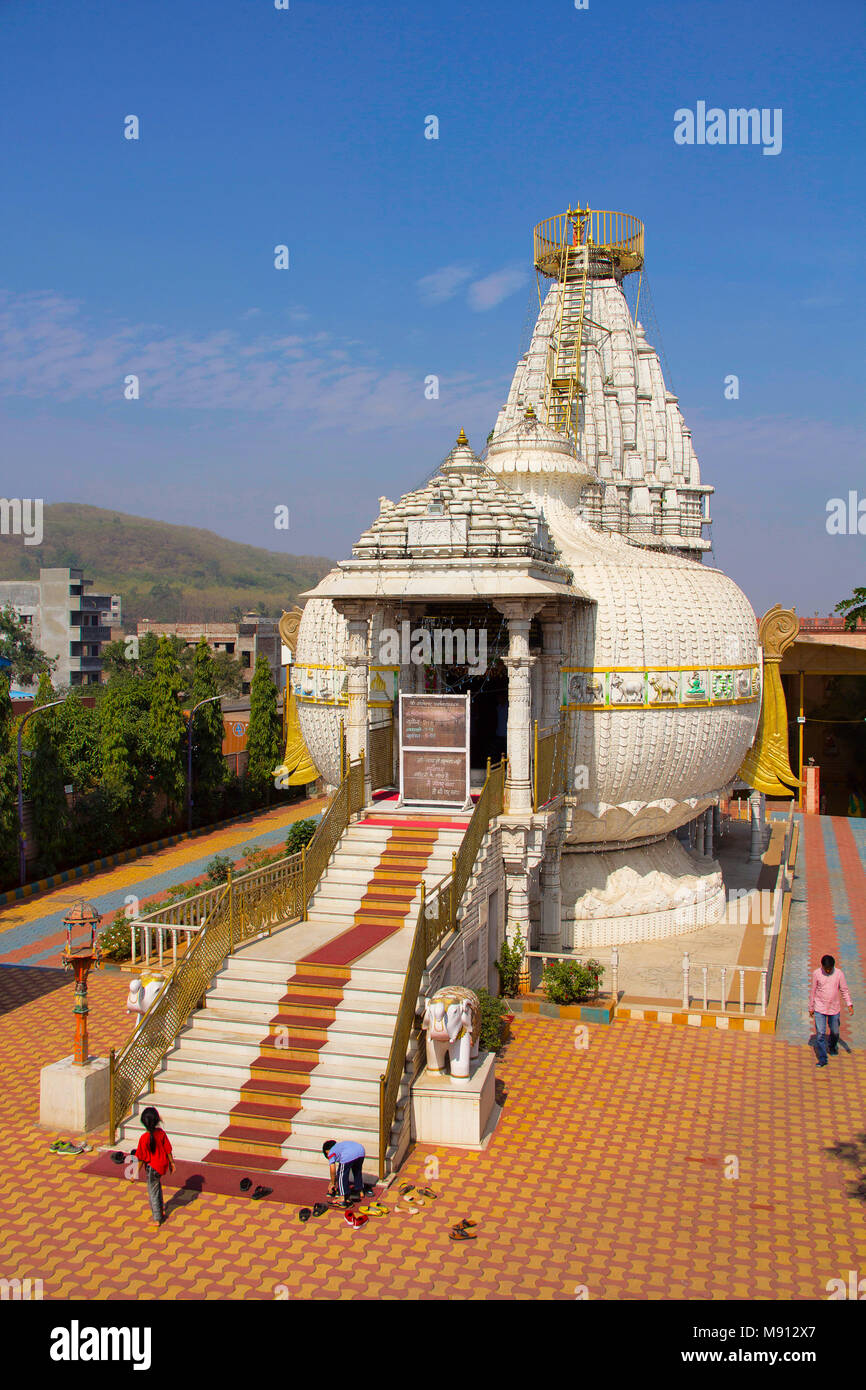 Luftaufnahme von Shree Shankheshwar Parshnath Kalash Tirth - Jain Tempel, Tempel in der Form von kalash, Somatane Mautstelle in Pune Stockfoto