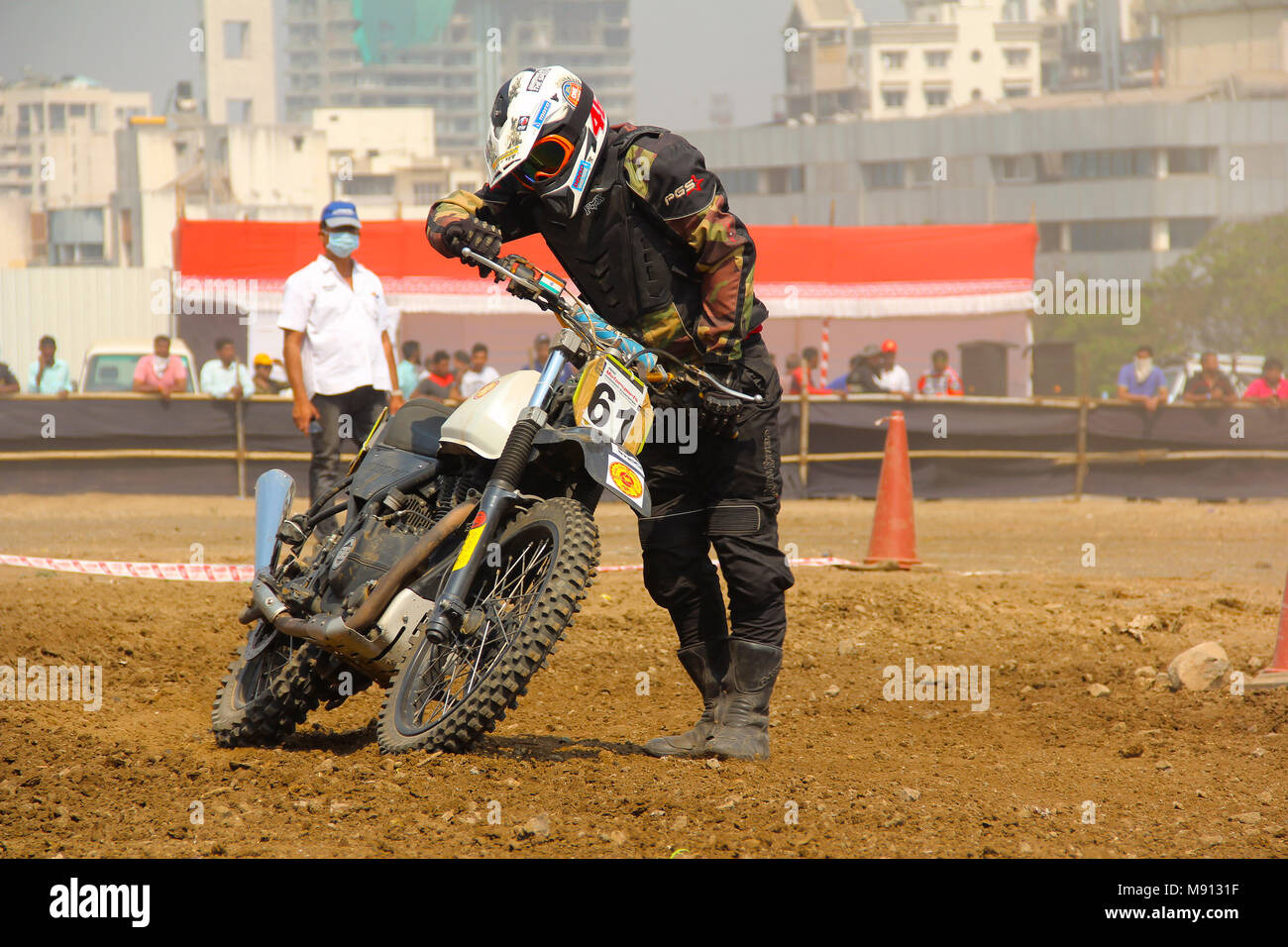 Motorrad Racer herauf seine gefallenen Motorrad während Schmutz cross Motorrad Rennen in Pune Stockfoto