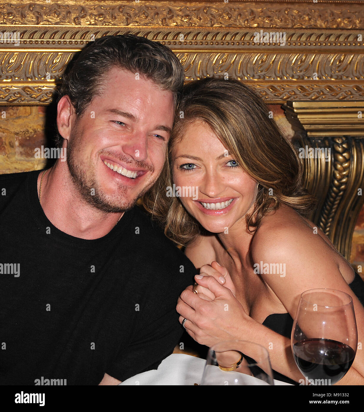 Miami Beach Fl 20 Marz 2008 Grey S Anatomy Schauspieler Eric Bin Csteamy Dane Und Frau Schauspielerin Rebecca Gayheart Teilen Einen Kuss Und Als Kuscheln Sie Sich In Die Ecke Wie Sie