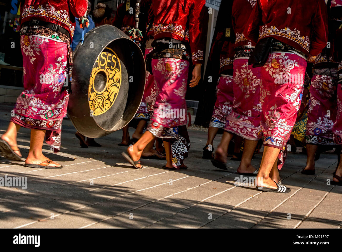 Plovdiv, Bulgarien 3. August 2018: Tänzer aus Indonesien im XIX Internationale Folklore Festival sind zu Fuß auf der Straße mit ihren Gong Stockfoto
