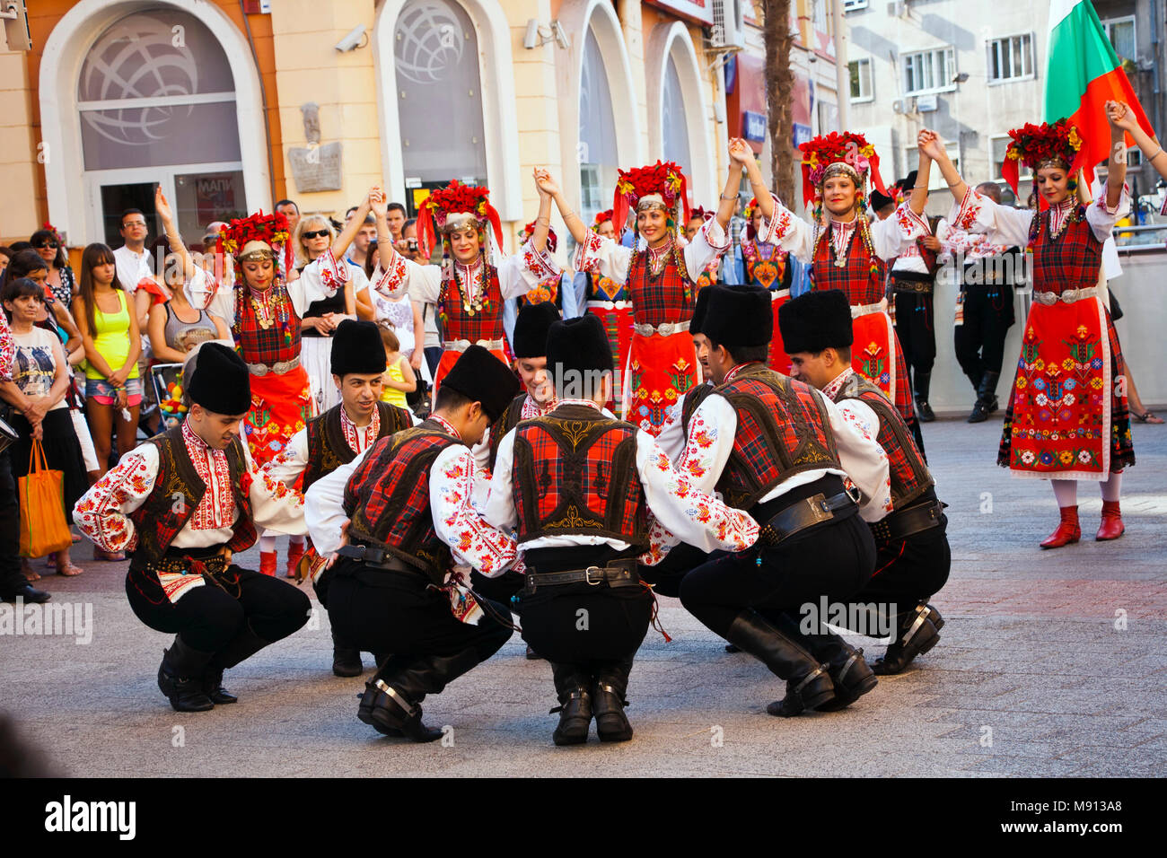 Plovdiv, Bulgarien vom 3. August 2013: Männliche und weibliche Tänzerinnen nationalen bulgarischen Tanz auf der Straße während der 19. Internationalen Folklore Festival Stockfoto