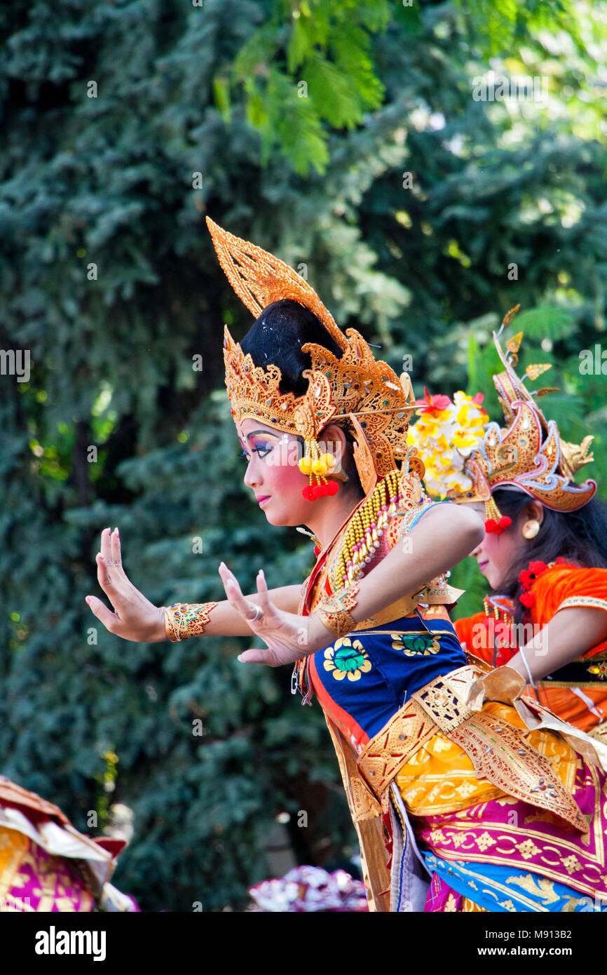 Plovdiv, Bulgarien - 3. August 2013: Indonesische weiblichen Folklore Tänzerin in einem bunten Kostüm ist auf dem 19. Internationalen Folklore Festival Stockfoto