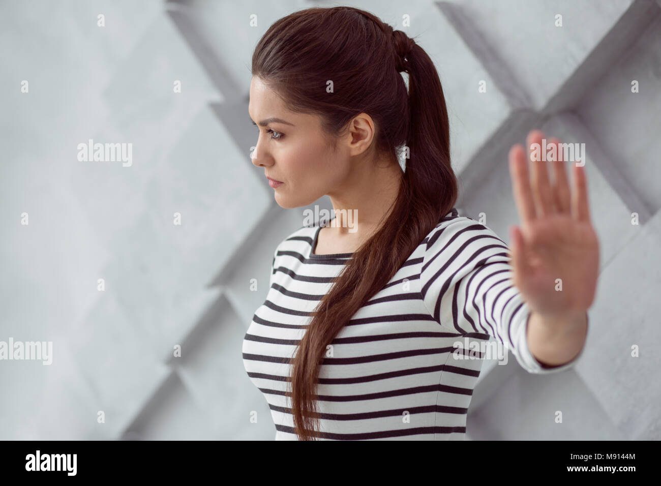 Ernsthafte junge Frau zur Seite suchen Stockfoto