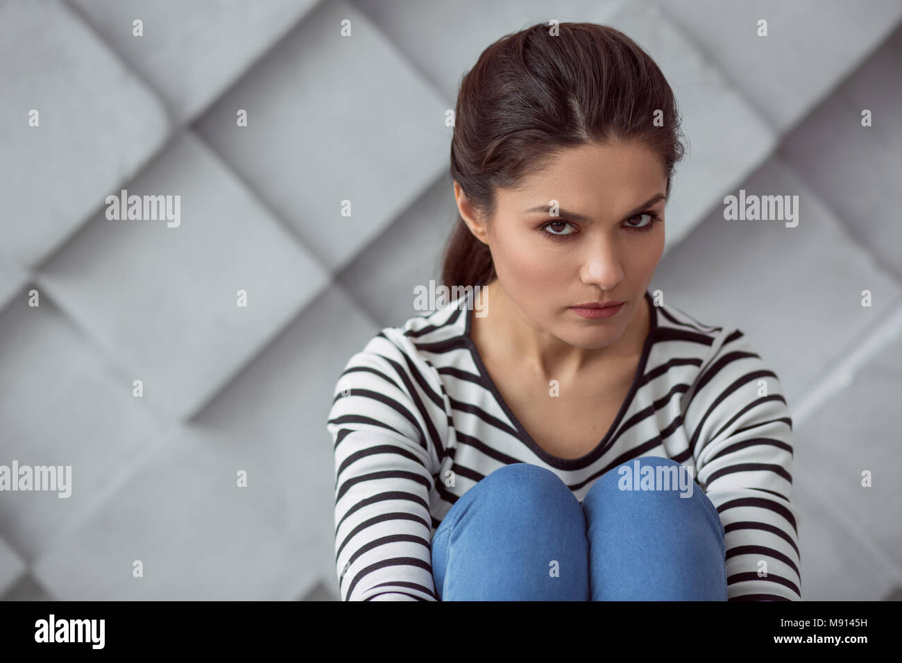 Unglücklich attraktive Frau zu Ihnen schauen Stockfoto