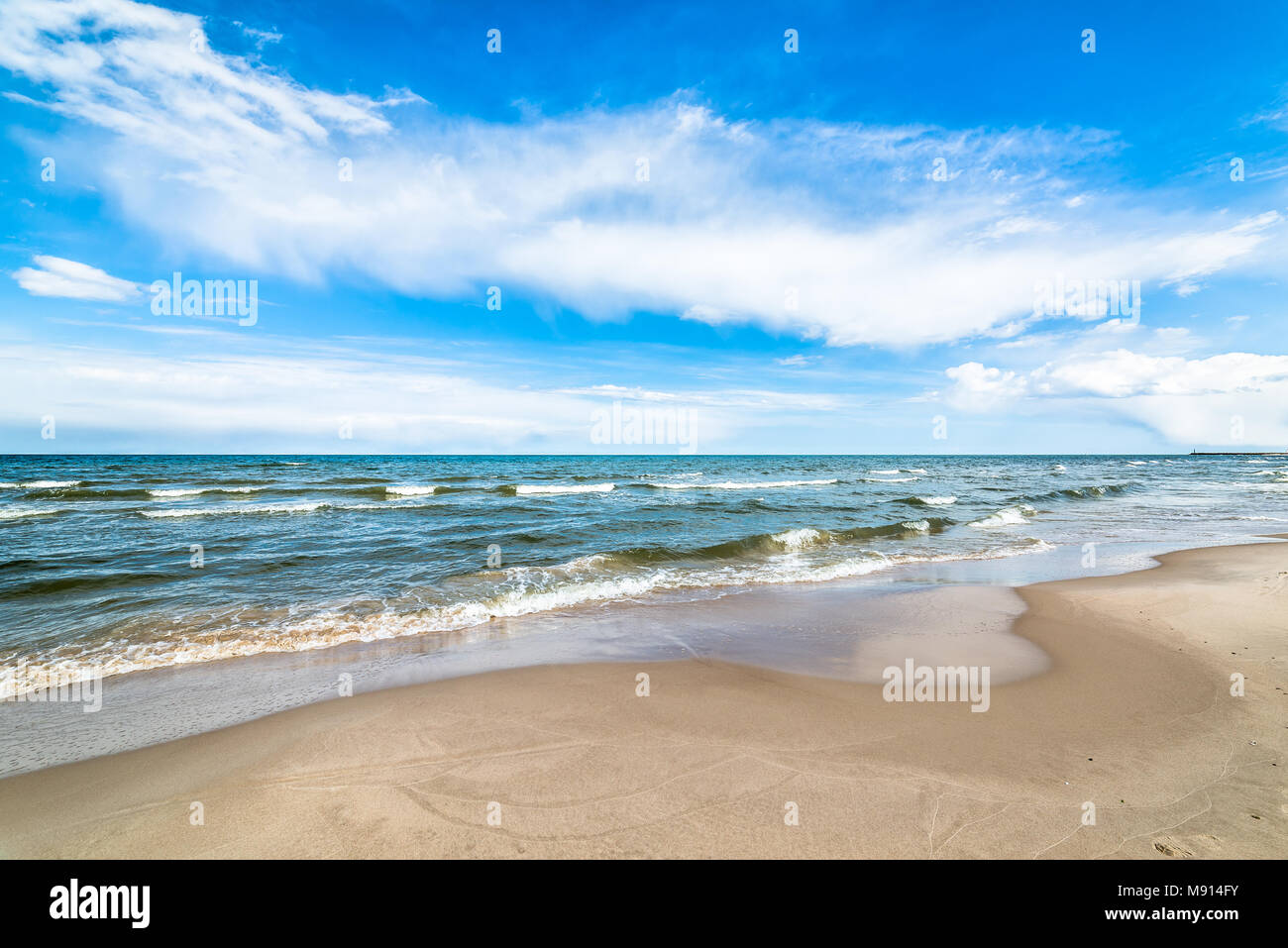 Meer, Strand, Landschaft, Küste mit Wellen im Meer, touristische Kurort - Leba, Ostsee, Polen Stockfoto