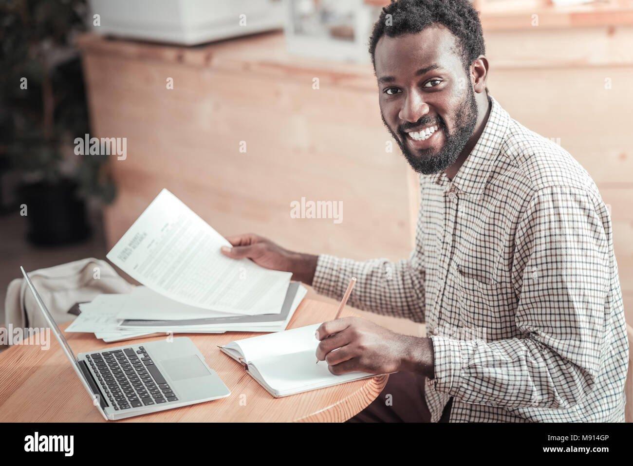 Schöne fröhliche Mann Vorbereitung für Endrunden Stockfoto