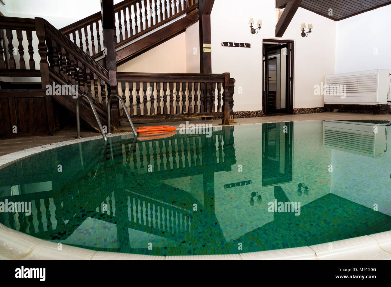 Spiegelung Pool mit Treppe Stockfoto