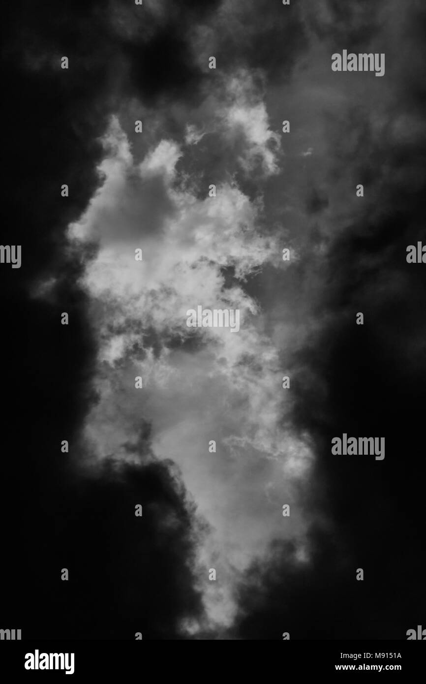 Die Lücke zwischen den dunklen Wolken, die bilden. Schwarz und Weiß Filter für Graustufen verwendet. Stockfoto