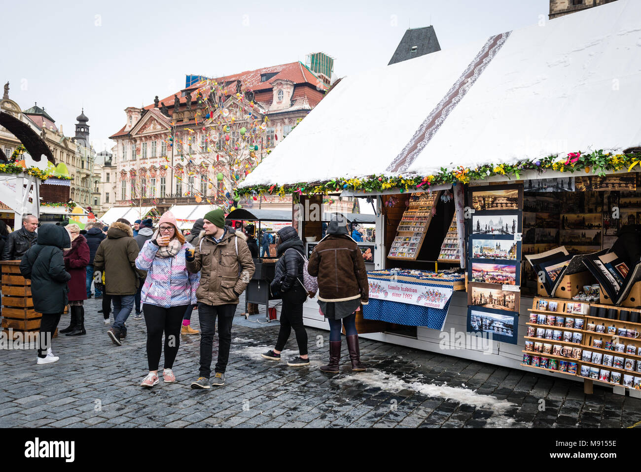 Prag, Tschechische Republik - 18. März, 2018: die Menschen sind, die in Prag Ostern Markt am Marktplatz der Altstadt. Die ostermärkte (Velikonocni trhy) feiern t Stockfoto