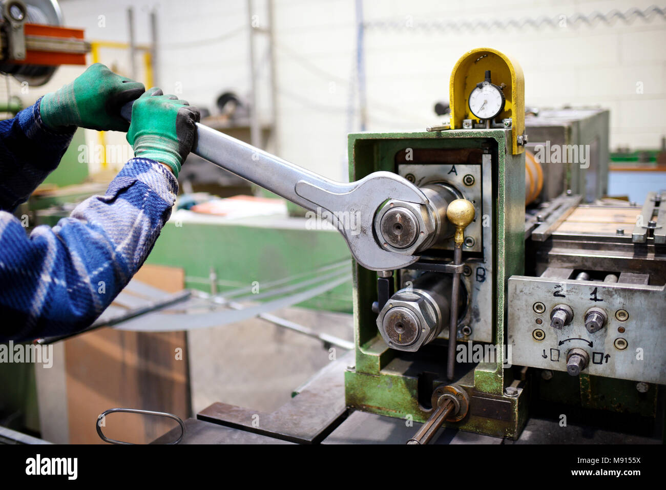 Arbeitnehmer einstellen von Maschinen mit großen Metall Schraubenschlüssel Stockfoto