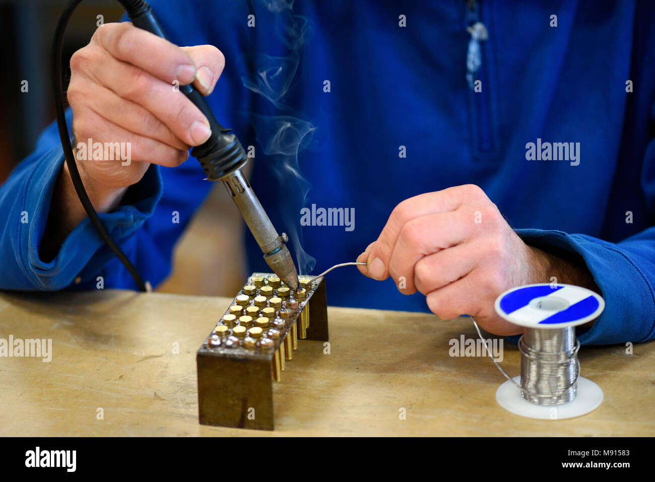 Nahaufnahme des Arbeitnehmers löten Metall Elemente in Nahaufnahme Stockfoto