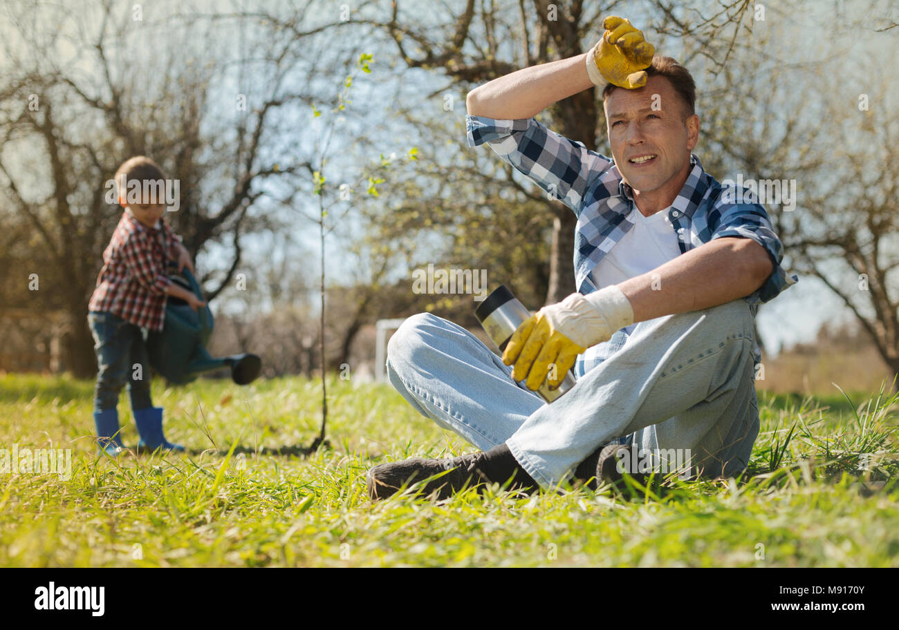 Positiven erwachsenen Vater Ausruhen nach der Gartenarbeit Stockfoto