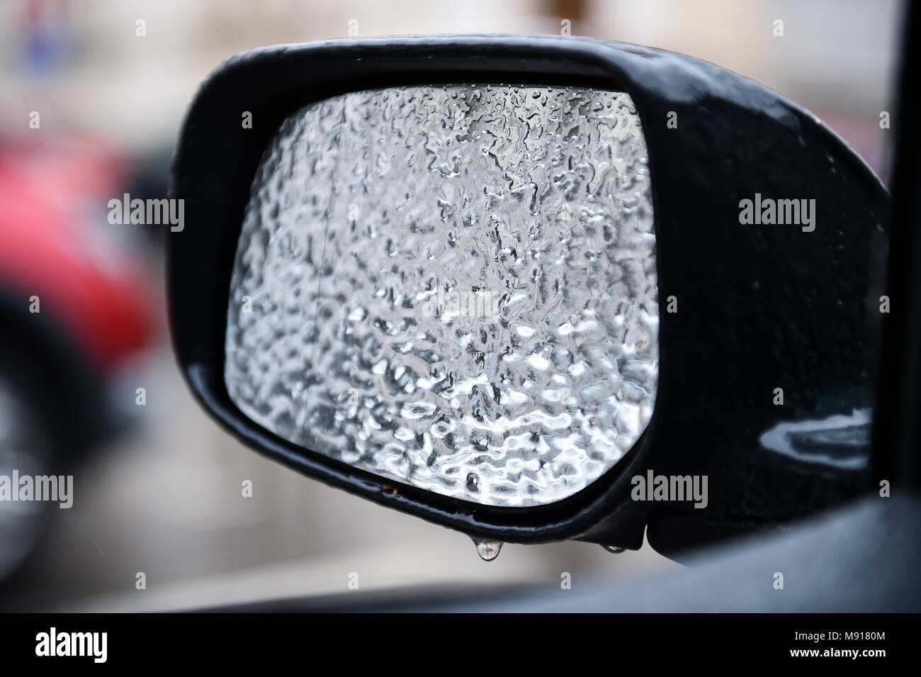 Auto Spiegel in Eis bei Eisregen Phänomen abgedeckt Stockfoto