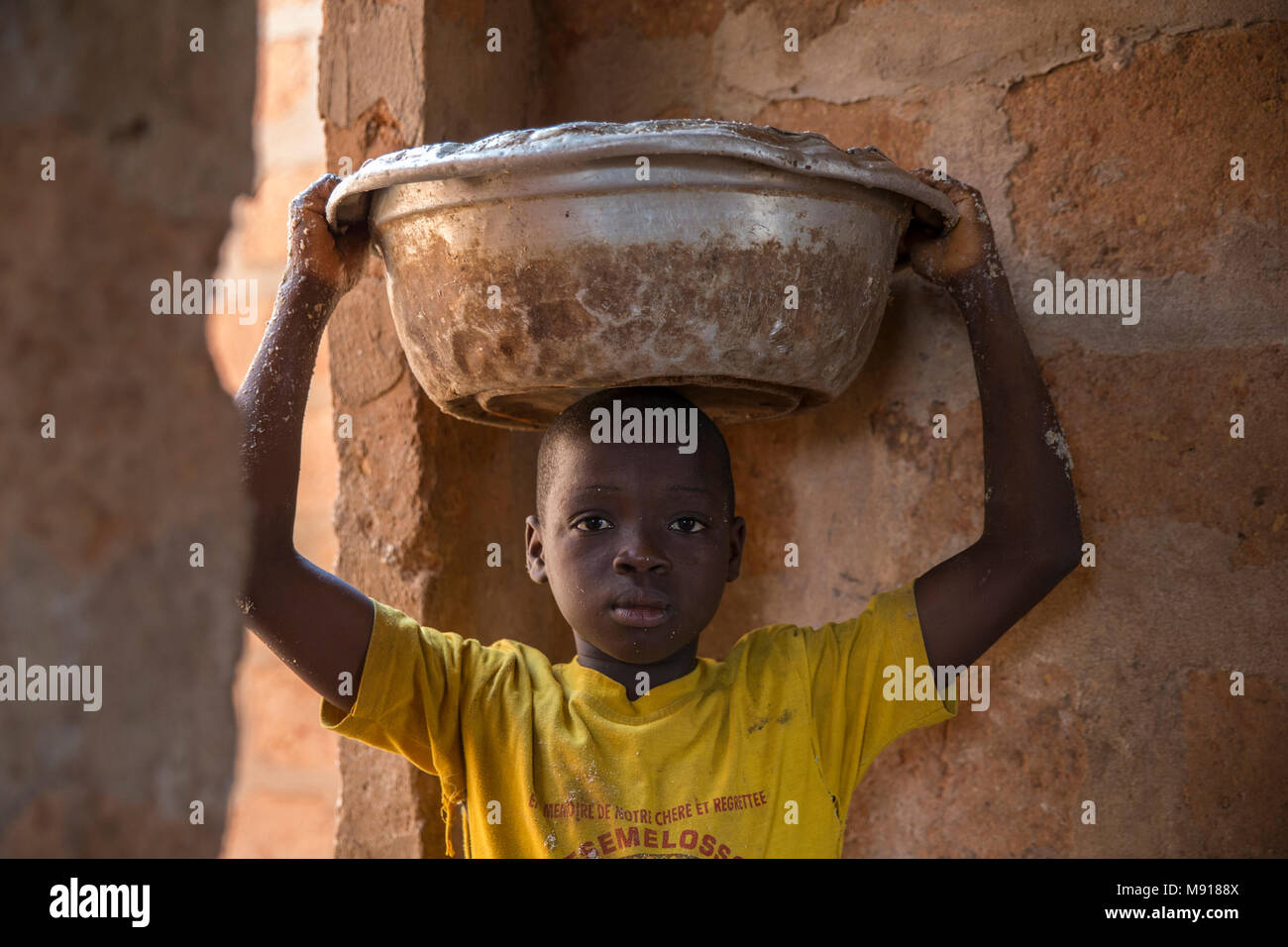 Kind Arbeiter in einer Farm in Bohicon, Benin. Stockfoto