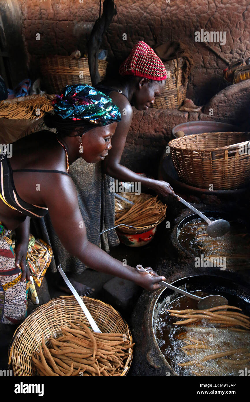 Erdnuß-Stick in einer Zou Provinz Dorf, Benin. Stockfoto