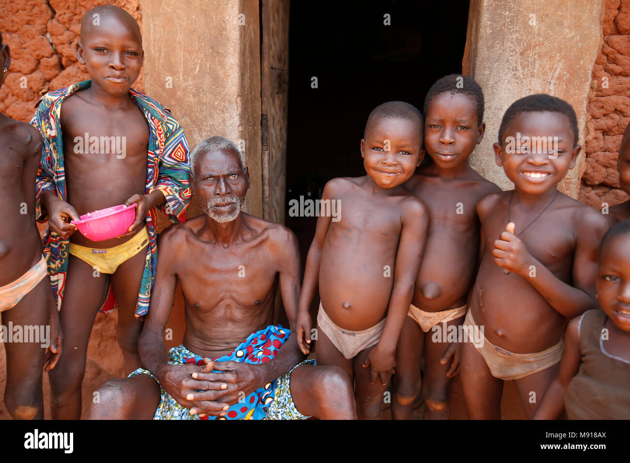 Mann und Kinder vor der Haustür in einem Zou Provinz Dorf, Benin. Stockfoto
