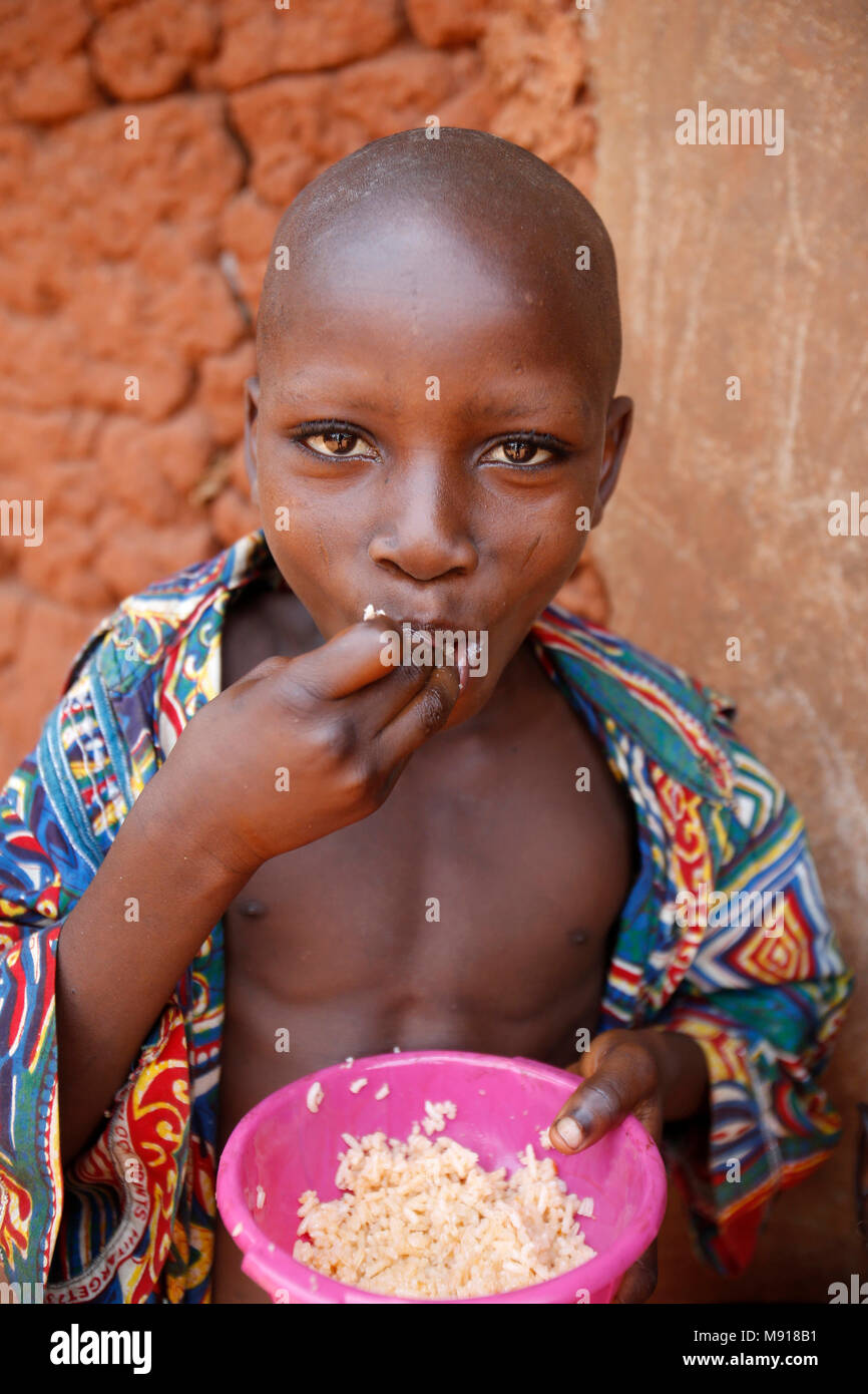 Kind essen in einem Zou Provinz Dorf, Benin. Stockfoto