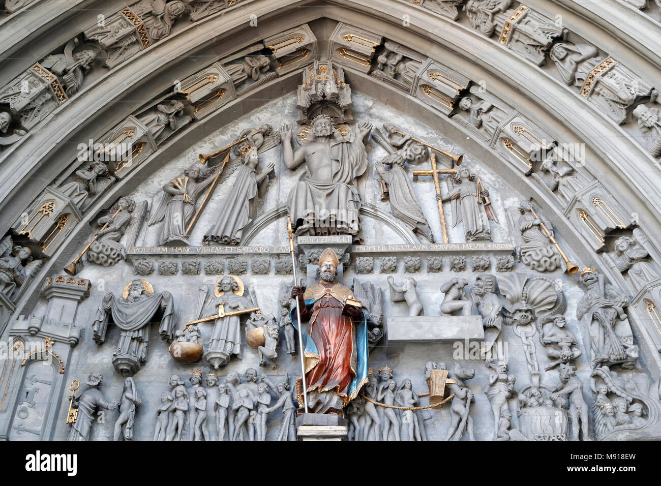St.-Nikolaus-Kirche. Tympan, das Letzte Gericht Ende des 14. Jahrhunderts. Fribourg. Die Schweiz. Stockfoto