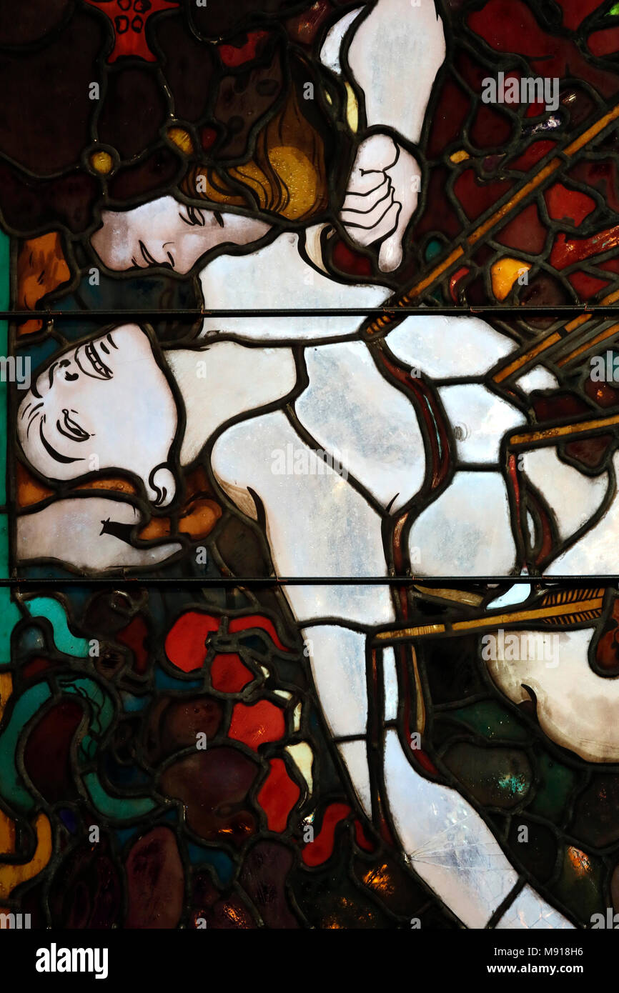 St.-Nikolaus-Kirche. Kirchenfenster von Jozef Mehoffer. St. Sebastian: ein früher christlicher Heiliger und Märtyrer. Fribourg. Die Schweiz. Stockfoto
