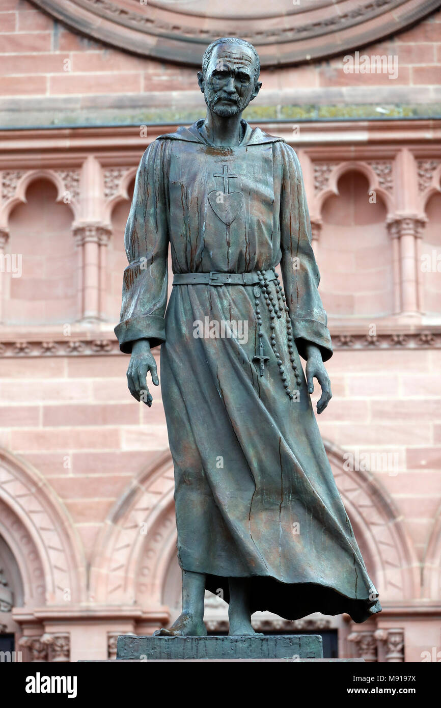 Saint-Pierre Le Jeune Katholische Kirche. Charles de Foucauld Statue. Straßburg. Frankreich. Stockfoto