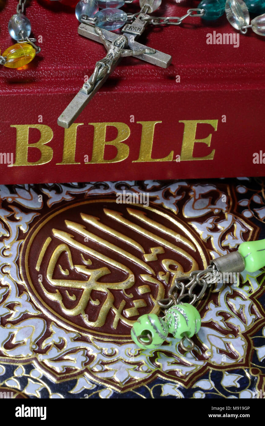 Christentum, Islam 2 monotheistischen Religionen. Bibel, Koran. Kruzifix und Gebet Perlen. Interreligiöse Symbole. Stockfoto