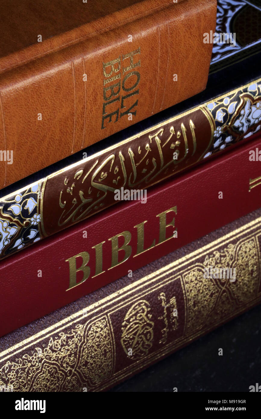 Stapel der heiligen Bücher: Bibel und Koran. Christentum und Islam. Stockfoto
