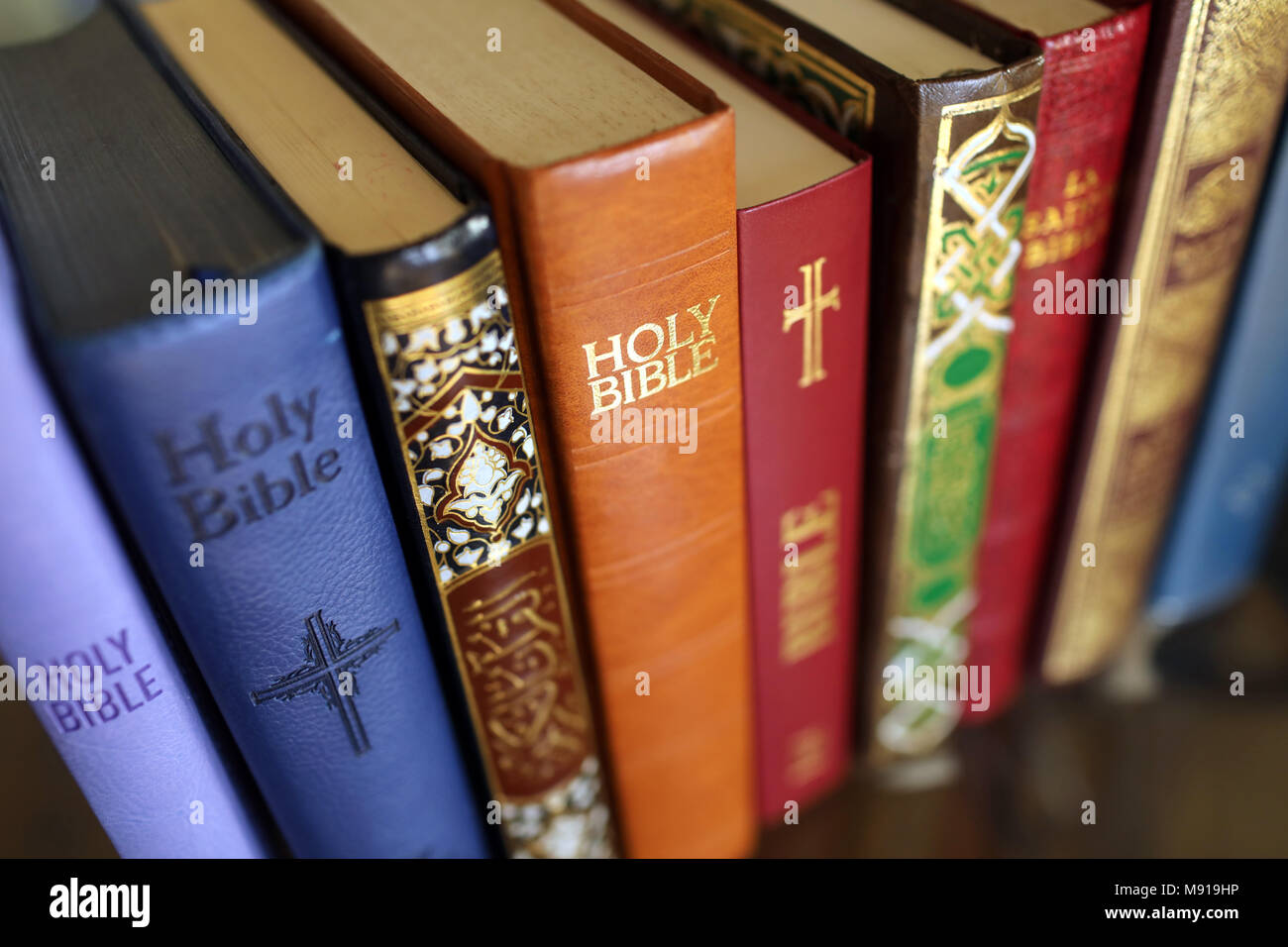 Stapel der heiligen Bücher: Bibel und Koran. Christentum und Islam. Stockfoto